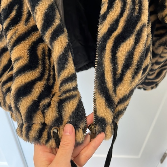 Tiger print faux fur bomber - Picture 7 of 8